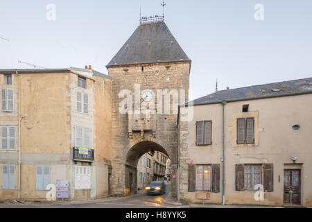 NOYERS-SUR-SEREIN, Frankreich-12. Oktober 2016: Sonnenaufgang Blick auf das Tor (Porte dAvallon), in dem mittelalterlichen Dorf Noyers-Sur-Serein, Burgund, Fr Stockfoto