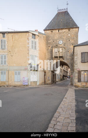 NOYERS-SUR-SEREIN, Frankreich-12. Oktober 2016: Sonnenaufgang Blick auf das Tor (Porte dAvallon), in dem mittelalterlichen Dorf Noyers-Sur-Serein, Burgund, Fr Stockfoto
