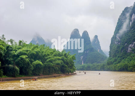 Li-Fluss mit neblige Wolken und Nebel umgeben von berühmten Karstberge, Guangxi Zhuang, China Stockfoto