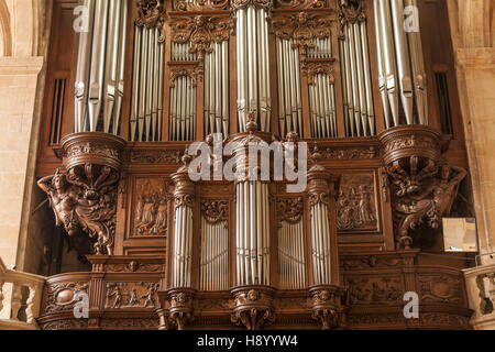 Die schöne Orgel in Saint Etienne du Mont, Paris. Stockfoto