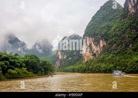 Li-Fluss mit neblige Wolken und Nebel umgeben von berühmten Karstberge, Guangxi Zhuang, China Stockfoto