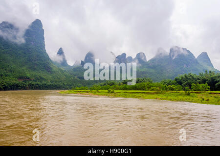 Li-Fluss mit neblige Wolken und Nebel umgeben von berühmten Karstberge, Guangxi Zhuang, China Stockfoto