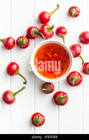 Rote Paprika und Chili-Sauce. Ansicht von oben. Stockfoto