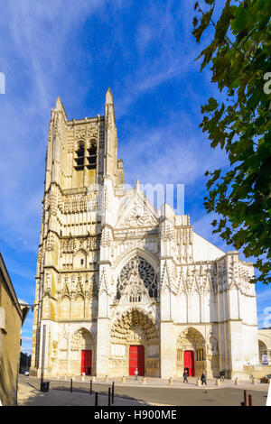 AUXERRE, Frankreich - 12. Oktober 2016: Blick auf den Dom (Cathedrale Saint-Etienne), bei Einheimischen und Besuchern in Auxerre, Burgund, Frankreich Stockfoto