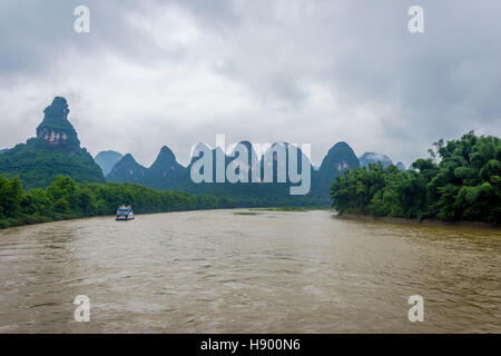 Li-Fluss mit neblige Wolken und Nebel umgeben von berühmten Karstberge, Guangxi Zhuang, China Stockfoto