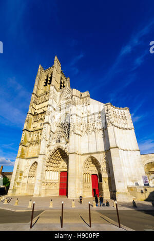 AUXERRE, Frankreich - 12. Oktober 2016: Blick auf den Dom (Cathedrale Saint-Etienne), bei Einheimischen und Besuchern in Auxerre, Burgund, Frankreich Stockfoto