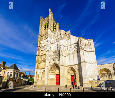 AUXERRE, Frankreich - 12. Oktober 2016: Blick auf den Dom (Cathedrale Saint-Etienne), bei Einheimischen und Besuchern in Auxerre, Burgund, Frankreich Stockfoto