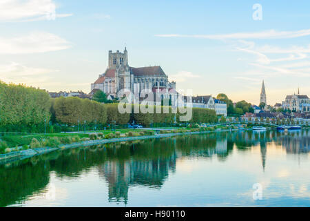 AUXERRE, Frankreich - 12. Oktober 2016: Sonnenuntergang Aussicht auf der Yonne mit Booten, die Kathedrale (Kathedrale Saint-Etienne), die Abtei von Saint-Germain, Stockfoto