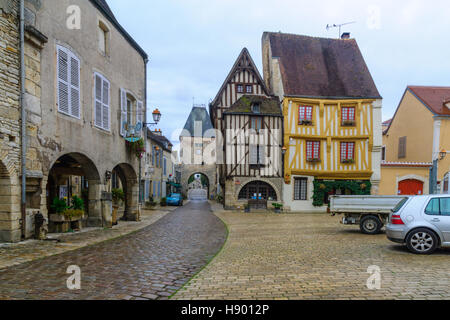 NOYERS-SUR-SEREIN, Frankreich-13. Oktober 2016: Blick auf den Hauptplatz (Place de Hotel de Ville), mit Fachwerkhäusern, in dem mittelalterlichen Dorf Nr. Stockfoto