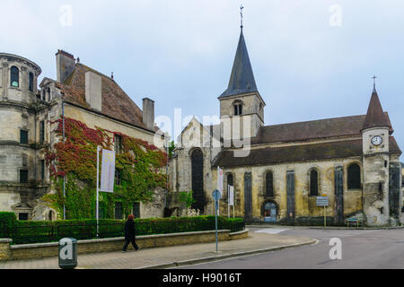 CHATILLON-SUR-SEINE, Frankreich-13. Oktober 2016: Die Kirche des Heiligen Nikolaus, mit einem Fußgänger in Chatillon-Sur-Seine, in Burgund, Frankreich Stockfoto