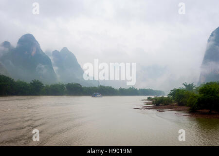 Li-Fluss mit neblige Wolken und Nebel umgeben von berühmten Karstberge, Guangxi Zhuang, China Stockfoto