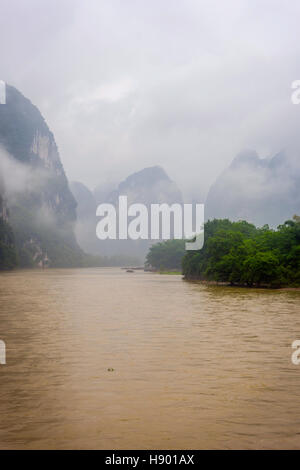 Li-Fluss mit neblige Wolken und Nebel umgeben von berühmten Karstberge, Guangxi Zhuang, China Stockfoto