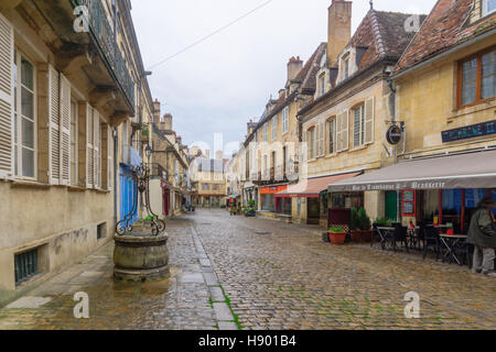 SEMUR-EN-AUXOIS, Frankreich-13. Oktober 2016: Straßenszene in den mittelalterlichen Kern der Stadt, mit einem Besucher in Semur-En-Auxois, Burgund, Frankreich Stockfoto