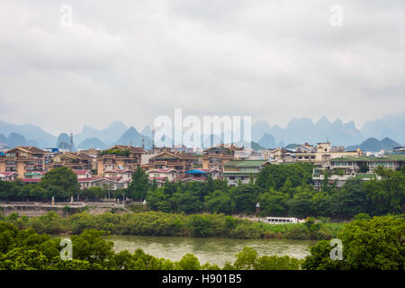 Skyline von Guilin mit Wohngebäuden und berühmte Karst Gebirgslandschaft im Hintergrund, China Stockfoto