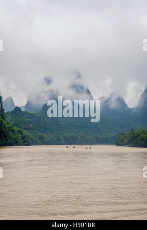 Bambus-Floß auf Li-Fluss, umgeben von Karstberge, Guilin, China Stockfoto