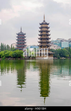 Zwei Türme, Pagoden von Sonne und Mond am See. Touristenattraktion in Guilin, China Stockfoto