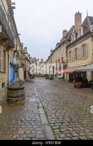 SEMUR-EN-AUXOIS, Frankreich-13. Oktober 2016: Straßenszene in den mittelalterlichen Kern der Stadt, in Semur-En-Auxois, Burgund, Frankreich Stockfoto