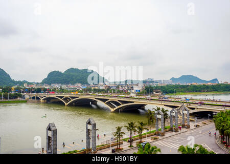 Brücke über den Li-Fluss bei Guilin mit berühmten Karstlandschaft Berg im Hintergrund, China Stockfoto