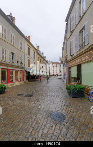 SEMUR-EN-AUXOIS, Frankreich-13. Oktober 2016: Straßenszene in den mittelalterlichen Kern der Stadt, mit den Besuchern in Semur-En-Auxois, Burgund, Frankreich Stockfoto