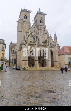 SEMUR-EN-AUXOIS, Frankreich-13. Oktober 2016: Der Notre-Dame-Kirche mit Fußgängern in Semur-En-Auxois, Burgund, Frankreich Stockfoto