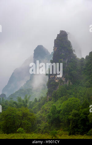 Grünen Karst Gebirgslandschaft rund um Li-Fluss, Guilin, China Stockfoto