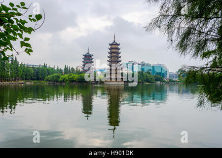 Zwei Türme, Pagoden von Sonne und Mond am See. Touristenattraktion in Guilin, China Stockfoto