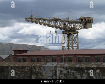 Clyde Titan, Kranarbeiten Whiteinch Crane neben einem Schrottplatz und sich neben einem denkmalgeschützten Gebäude der ehemaligen Diesel Glasgow Stockfoto