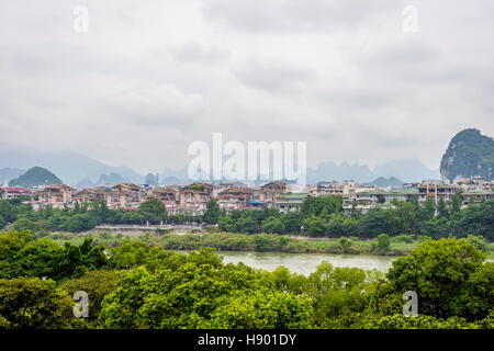 Skyline von Guilin mit Wohngebäuden und berühmte Karst Gebirgslandschaft im Hintergrund, China Stockfoto