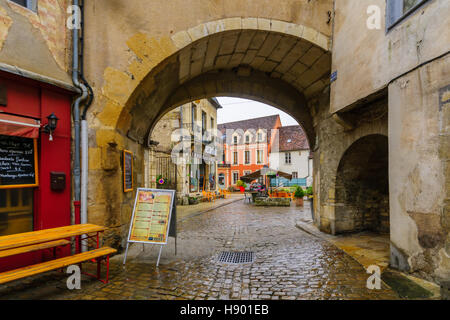 SEMUR-EN-AUXOIS, Frankreich-13. Oktober 2016: Straßenszene in den mittelalterlichen Kern der Stadt, mit einem Besucher in Semur-En-Auxois, Burgund, Frankreich Stockfoto