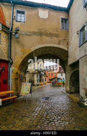 SEMUR-EN-AUXOIS, Frankreich-13. Oktober 2016: Straßenszene in den mittelalterlichen Kern der Stadt, mit einem Besucher in Semur-En-Auxois, Burgund, Frankreich Stockfoto