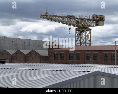 Clyde Titan, Kranarbeiten Whiteinch Crane neben einem Schrottplatz und sich neben einem denkmalgeschützten Gebäude der ehemaligen Diesel Glasgow Stockfoto