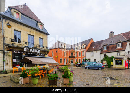 SEMUR-EN-AUXOIS, Frankreich-13. Oktober 2016: Straßenszene in den mittelalterlichen Kern der Stadt, mit einem Besucher in Semur-En-Auxois, Burgund, Frankreich Stockfoto