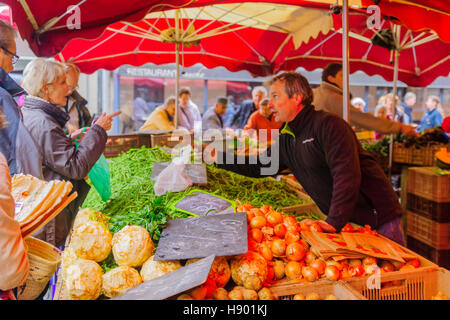 DIJON, Frankreich - 14. Oktober 2016: Marktplatz mit verschiedenen Obst und Gemüse, Verkäufern und Käufern in Dijon, Burgund, Frankreich Stockfoto
