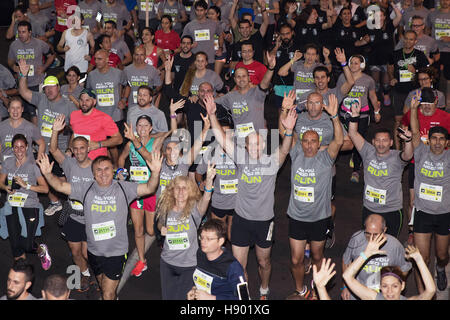 Tel Aviv, Israel. 16. November 2016. Menschen gehen von der Startlinie der neunten Tel Aviv Nacht in Tel Aviv, Israel, 16. November 2016 laufen. Mehr als 20.000 Läufer nahmen an dieser Veranstaltung 10km. © Guo Yu/Xinhua/Alamy Live-Nachrichten Stockfoto