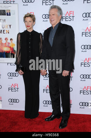 Hollywood, CA, USA. 16. November 2016.  Annette Bening, Warren Beatty. AFI FEST 2016 vorgestellt von Audi - ein Tribut zu Annette Bening und Gala Screening der A24 '' 20. Jahrhundert Frauen '' auf TCL Chinese Theater statt. Bildnachweis: Birdie Thompson/AdMedia/ZUMA Draht/Alamy Live-Nachrichten Stockfoto