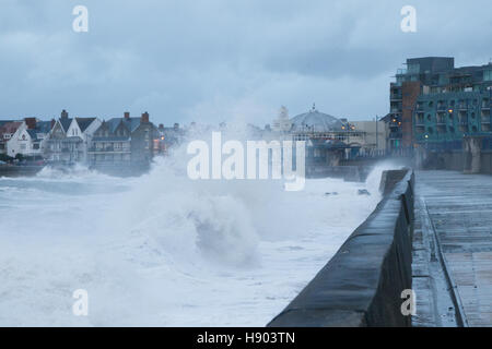 Porthcawl, South Wales, UK. UK-Wetter. Riesige Wellen Peitschen die Küste Porthcawl diesem Mornin Credit: Andrew Bartlett/Alamy Live News Stockfoto