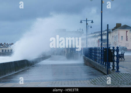 Porthcawl, South Wales, UK. UK-Wetter. Riesige Wellen Peitschen die Küste Porthcawl diesem Mornin Credit: Andrew Bartlett/Alamy Live News Stockfoto