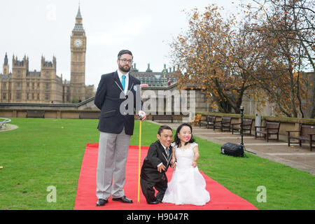 London, England, Vereinigtes Königreich. 17. November 2016. Fototermin für die kürzeste Ehepaar, männlich: Paulo misst 90,28 cm und weiblich: Katyucia Maßnahmen: 91,13 cm der Welt enthüllt - Guinness World Records Day am t Thomas Hospital, Lambeth Palace Road, London, UK. Bildnachweis: Siehe Li/Alamy Live News Stockfoto