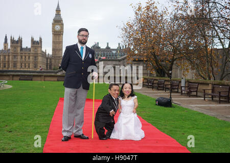 London, England, Vereinigtes Königreich. 17. November 2016. Fototermin für die kürzeste Ehepaar, männlich: Paulo misst 90,28 cm und weiblich: Katyucia Maßnahmen: 91,13 cm der Welt enthüllt - Guinness World Records Day am t Thomas Hospital, Lambeth Palace Road, London, UK. Bildnachweis: Siehe Li/Alamy Live News Stockfoto