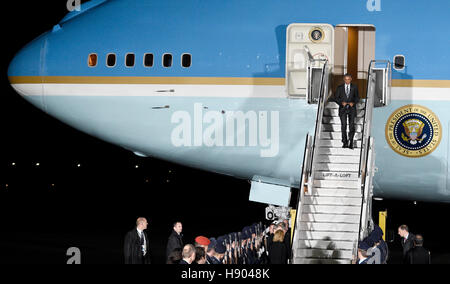 Berlin, Deutschland. 16. November 2016. US-Präsident Barack Obama steigt aus der Air Force One auf dem Flughafen Tegel in Berlin, Deutschland, 16. November 2016. Der scheidende US-Präsident wird für drei Tage in der deutschen Hauptstadt sein. Foto: Rainer Jensen/Dpa/Alamy Live-Nachrichten Stockfoto