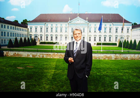 Berlin, Deutschland. 15. November 2016. Eine Wachsfigur von Bundespräsident Joachim Gauck auf dem Display in Madame Tussauds in Berlin, Deutschland, 15. November 2016. Foto: Jens Kalaene/Dpa/Alamy Live News Stockfoto