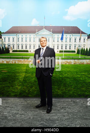 Berlin, Deutschland. 15. November 2016. Eine Wachsfigur von Bundespräsident Joachim Gauck auf dem Display in Madame Tussauds in Berlin, Deutschland, 15. November 2016. Foto: Jens Kalaene/Dpa/Alamy Live News Stockfoto