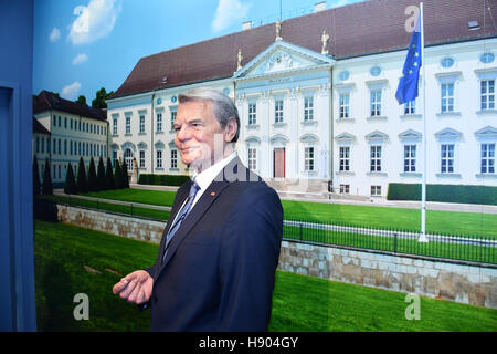 Berlin, Deutschland. 15. November 2016. Eine Wachsfigur von Bundespräsident Joachim Gauck auf dem Display in Madame Tussauds in Berlin, Deutschland, 15. November 2016. Foto: Jens Kalaene/Dpa/Alamy Live News Stockfoto