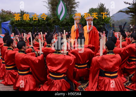 Wuyishan, Chinas Provinz Fujian. 17. November 2016. Während die 2016 Wuyishan International Zen-Tee Kulturfestival in Wuyishan, Südost-China Fujian Provinz, 17. November 2016 zeigen Akteure eine Tee-Zeremonie. Bildnachweis: Zhang Guojun/Xinhua/Alamy Live-Nachrichten Stockfoto