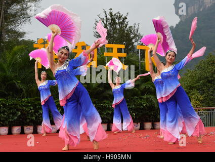 Wuyishan, Chinas Provinz Fujian. 17. November 2016. Schauspieler führen Tanz während der 2016 Wuyishan International Zen-Tee Kulturfestival in Wuyishan, Südost-China Fujian Provinz, 17. November 2016. Bildnachweis: Zhang Guojun/Xinhua/Alamy Live-Nachrichten Stockfoto