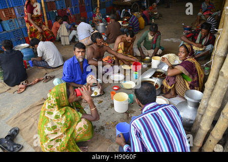 Dhaka, Bangladesch. 17. November 2016. Bangladeshi Küche Markt Arbeiter haben Mittagessen nach Werken in Karwan Bazar Küche Markt in Dhaka, Bangladesch.  Karwan Bazar ist einer der größten Großhandel Küche Marktplätze in Dhaka City. Es ist auch einer der größten Marktplätze Küche in Südasien. Ab 2002 hatte der Markt 1255 Filialen, davon 55 von Dhaka City Corporation gehörten. Im Jahr 2002 wurde der Großmarkt einen täglichen Umsatz von 50 Millionen Bangladeshi Taka. © Mamunur Rashid/Alamy Live-Nachrichten Stockfoto