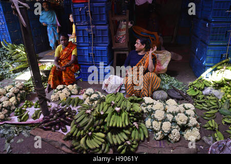 Dhaka, Bangladesch. 17. November 2016. Frauen in Bangladesch Gemüsestände warten für Kunden bei Karwan Bazar Küche Markt in Dhaka, Bangladesch.  Karwan Bazar ist einer der größten Großhandel Küche Marktplätze in Dhaka City. Es ist auch einer der größten Marktplätze Küche in Südasien. Ab 2002 hatte der Markt 1255 Filialen, davon 55 von Dhaka City Corporation gehörten. Im Jahr 2002 wurde der Großmarkt einen täglichen Umsatz von 50 Millionen Bangladeshi Taka. © Mamunur Rashid/Alamy Live-Nachrichten Stockfoto