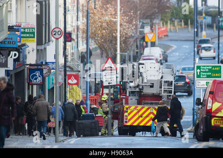 Aberystwyth Wales UK, Donnerstag, 17. November 2016 UK Wetter: ein Tornado mit Windgeschwindigkeiten von mehr als 90 km/h, angeblich Riss durch die Stadt von Aberystwyth am Morgen des 17 Nov., bringt erhebliche Schäden in ihrem Gefolge.  Schiefertafeln wurden Dächer weggeblasen, Windows abgesaugt und Schornstein Stapel zerstört, große Teile der Stadt wurden geschlossen, Verkehr und Fußgänger wegen der Gefahr von weiteren Schäden Photo Credit: Keith Morris / Alamy Live News Stockfoto