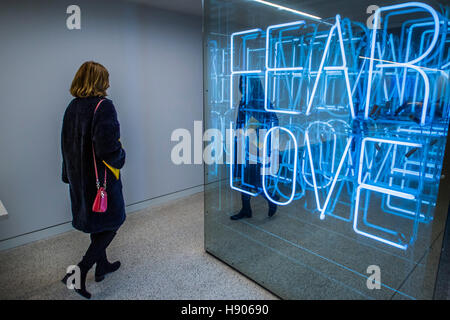 Kensington, London, UK. 17. November 2016. Angst Liebe - das Design Museum, Kensington High Street aus seiner ehemaligen Heimat als etablierten Londoner Wahrzeichen am Ufer der Themse umgezogen. Das neue Museum widmet sich modernes Design und Architektur, ein internationales Schaufenster für die vielen Design-Kompetenz bei der Britain zeichnet sich und ein Kreativzentrum, Förderung von Innovation und die nächste Generation von Design-Talente. Seine königliche Hoheit tourte das Museum um die Umwandlung von einem modernistischen Gebäude aus den 1960er Jahren war der ehemalige Commonwealth Institute zu sehen. © Guy Stockfoto