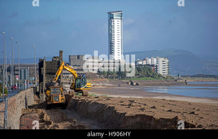 Swansea, Großbritannien. 17. November 2016. Des Rates Arbeiter verwenden Bagger Sand bewegen, der gegen den Deich bei Swansea Bay heute Nachmittag durchgebrannt. Bildnachweis: Phil Rees/Alamy Live-Nachrichten Stockfoto